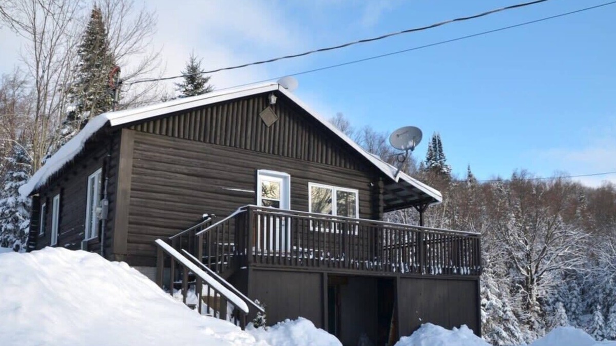Val-des-Lacs Ski Chalet | Escape to a Quiet Oasis, Spa, Fireplace, Nature