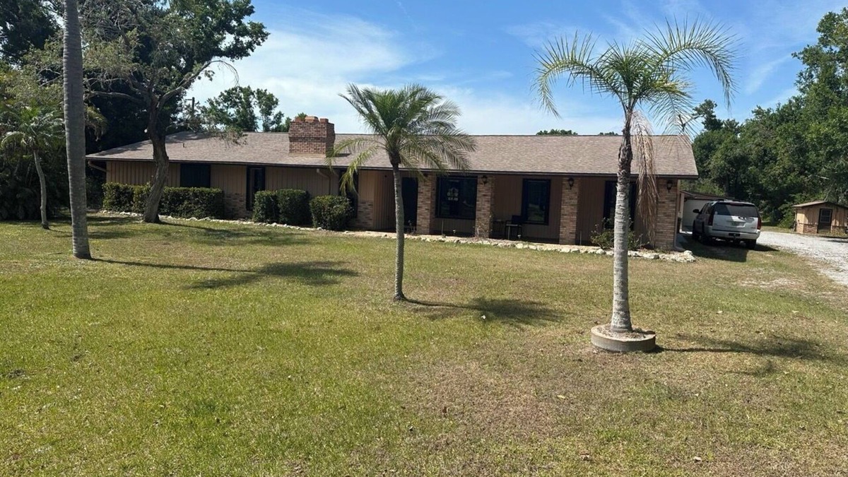 Englewood House | Escape to a Secluded 3-Bedroom Ranch Home with Pool, Billiards & Nearby Beaches