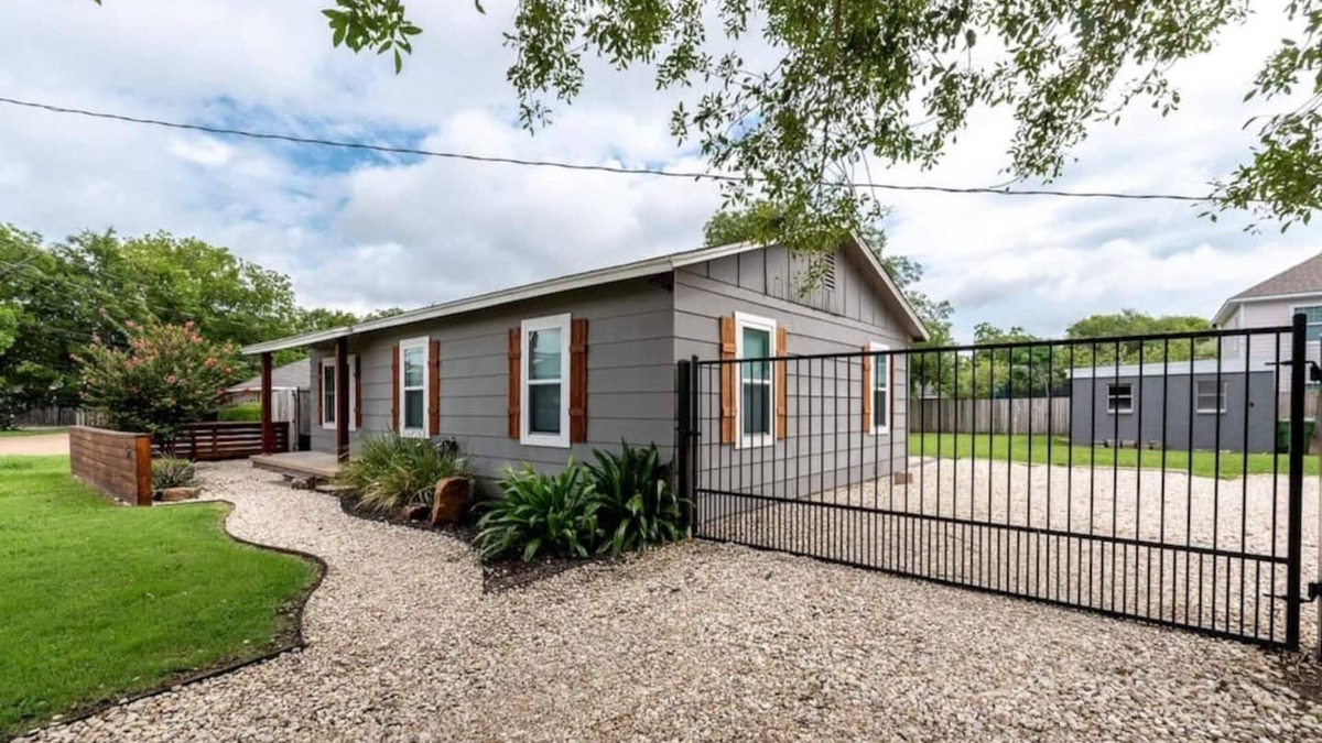 Waco House | Escape to Bear Den Retreat—your private Waco sanctuary just 5 mins from Baylor Whether you're gathering with family, going to the game or chasing Chip & Jo dreams, this Texas stay is where style meets soul.
