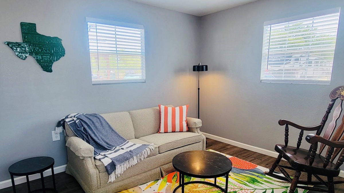 Lockhart House | Escape to Comfort & Charm for 4 in Texas’ BBQ Hub!