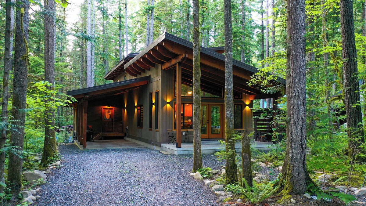 Warnick House | Escape to Luxury in the Woods: Hot Tub, EV Charger, & Fireplace!