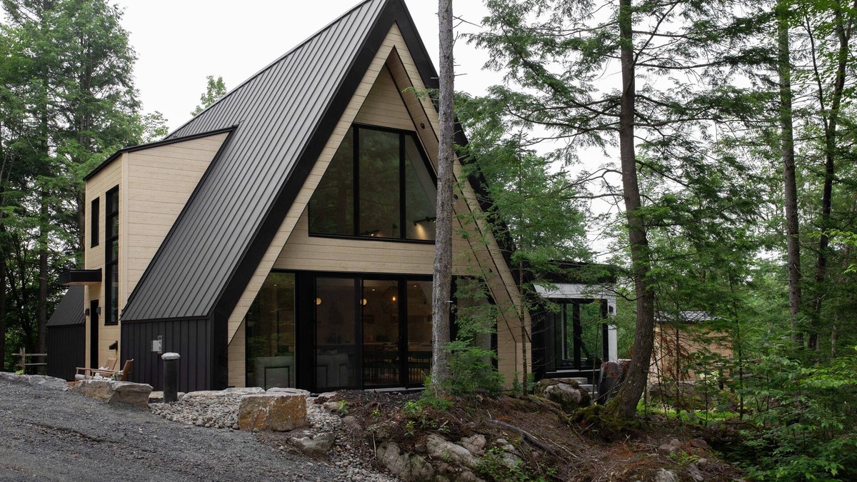 La Conception Cottage | Escape to Nature: Luxurious A-Frame with Gym & Spa