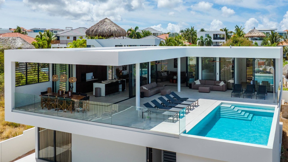 Jan Thiel Villa | Escape to our Luxurious 6-bedroom Seaview Villa