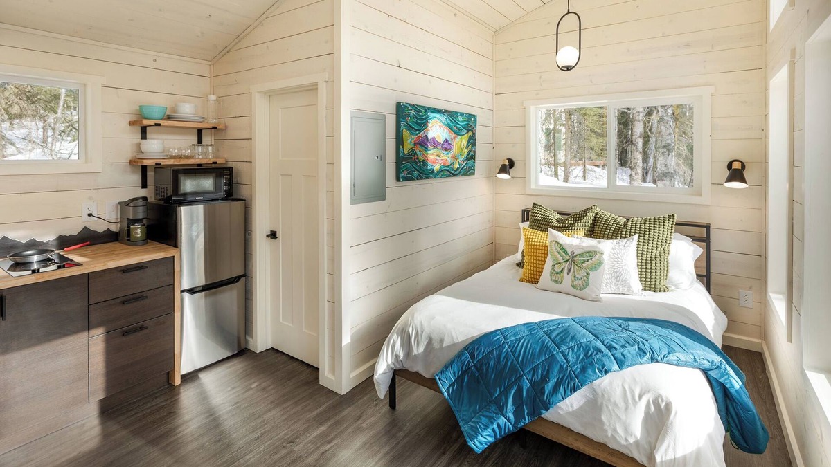 Anchorage Cabin | Escape to Ranger's Roost Cabin, our dog-friendly retreat for two, in the serene Eklutna Valley.