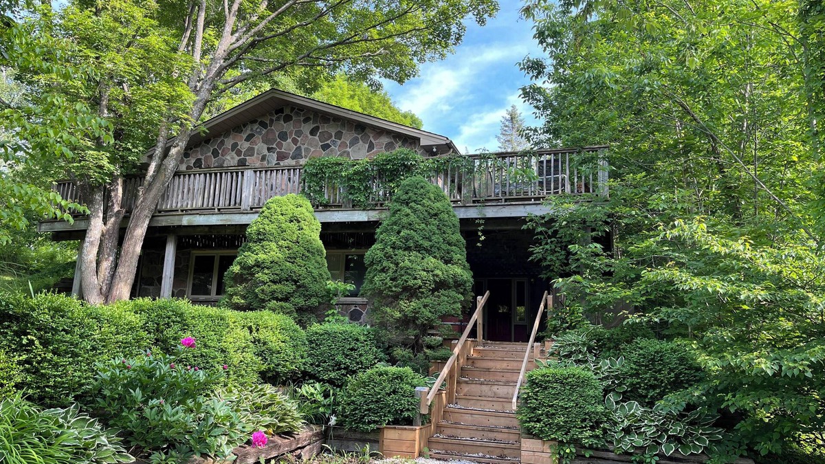 Creemore House | Escape to relaxed country living near Creemore