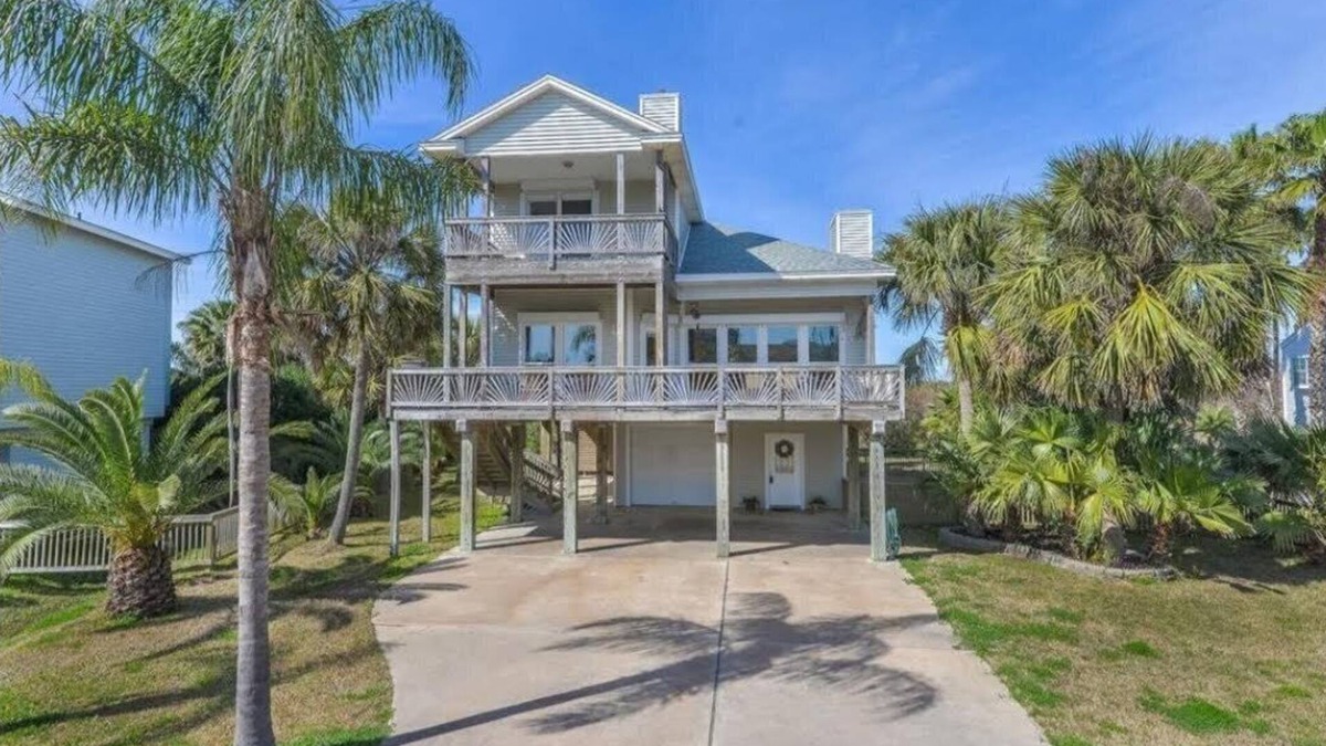 Pirates Beach House | Escape to Sunshine Daydream: Your Retreat Awaits in Pirate's Beach