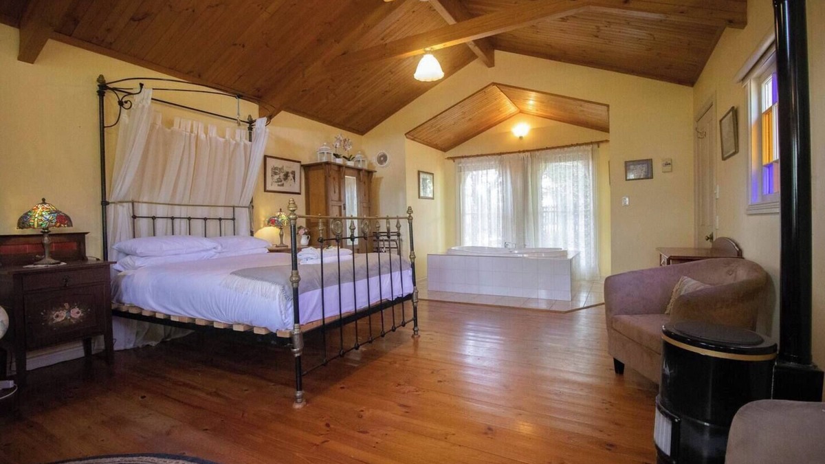 Mount Pleasant Cabin | Escape to tranquility in this charming Ballarat cottage, perfectly located in the heart of town