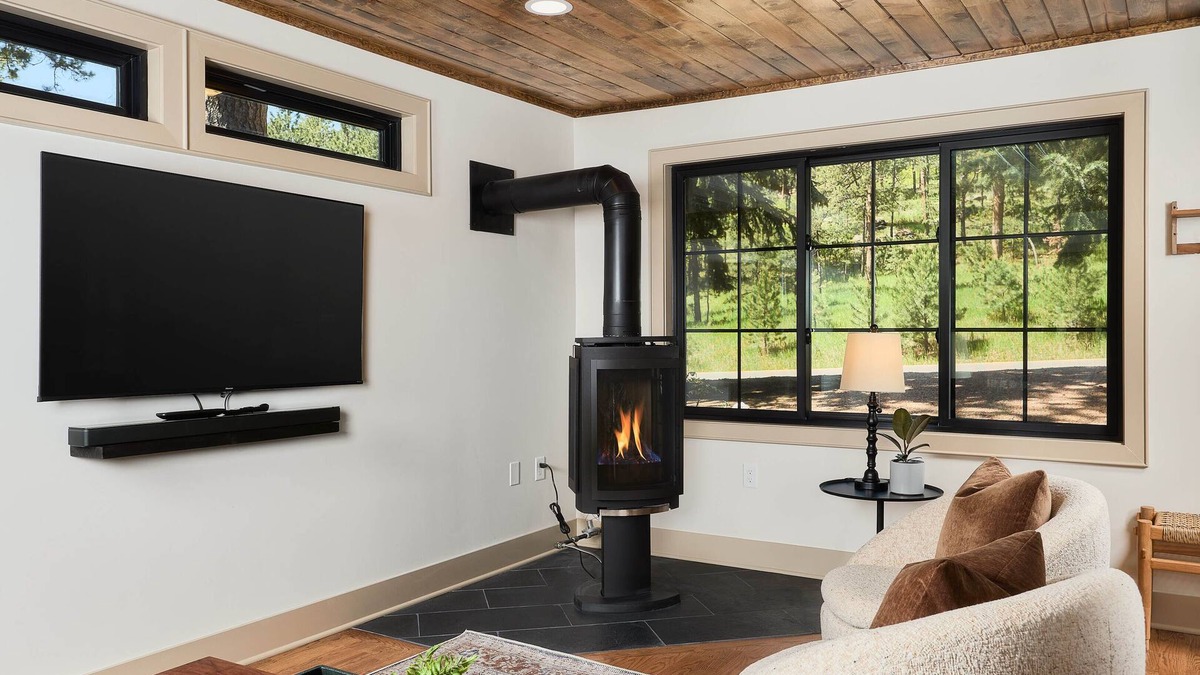 Cascade Cabin | Escape to Riverhouse South: Relaxing Hot Tub, Fire Table & Cold Plunge