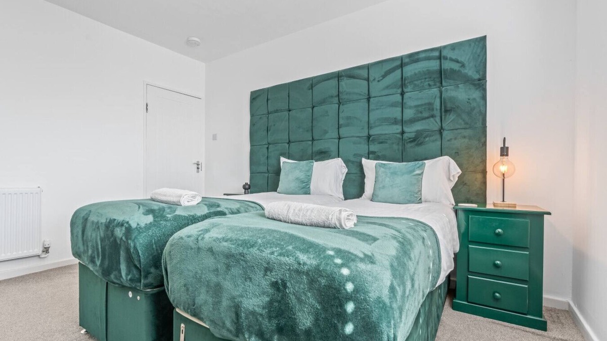 Cribbs Causeway Apartment | Esmerelda | Sleeps 8 | Contractors | Free Parking