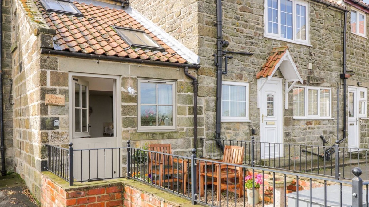 Ugthorpe Cottage | ESMES COTTAGE, pet friendly, character holiday cottage in Whitby