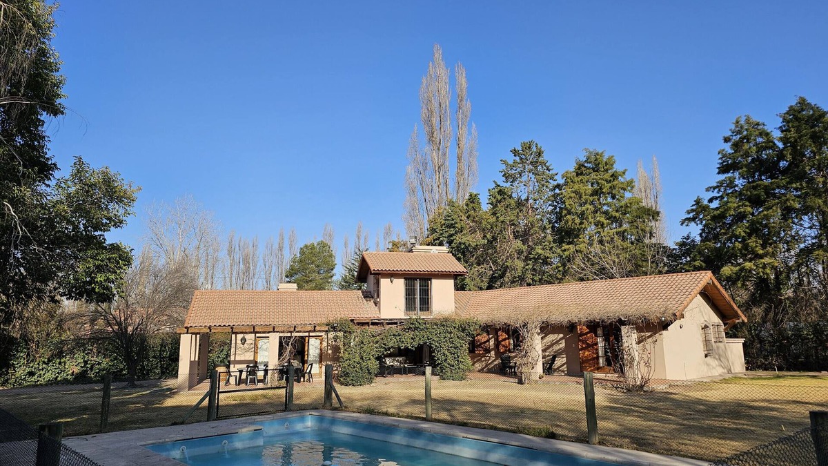 Chacras de Coria House | Espaciosa y cálida en medio de gran parque