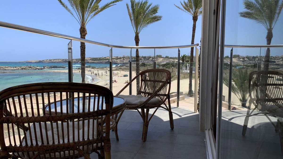 Es Pujols Apartment | Espardell: beachfront apartment on the seafront of Es Pujols