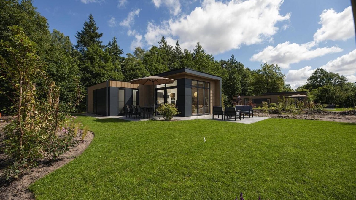 Lieren House | Essenburgh: Spacious and stylish home for 6 people with three bedrooms, a modern kitchen, a cozy outdoor space, and a private hot tub for ultimate relaxation. Enjoy luxury and nature in the Veluwe.