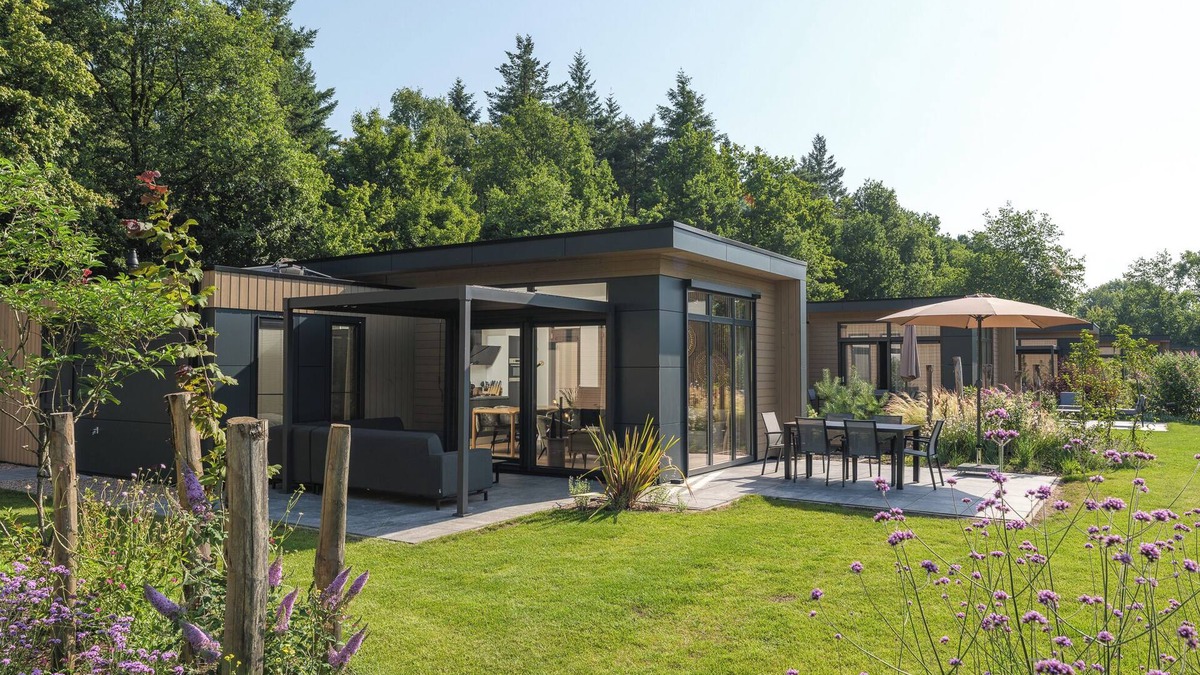 Lieren House | Essenburgh: Spacious and stylish home for 6 people with three bedrooms, a modern kitchen, a cozy outdoor space, and a private hot tub and sauna for ultimate relaxation. Enjoy luxury and nature in the Veluwe.