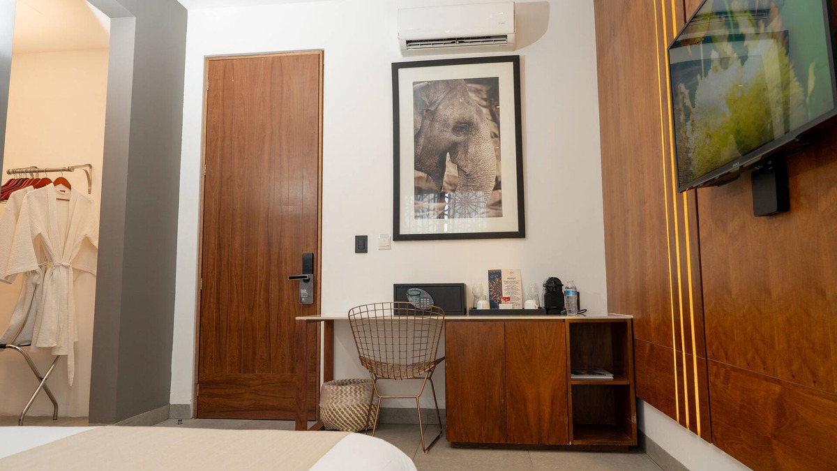 Luis Donaldo Colosio Hotel | Estamos a dos Calles de Martina Beach Club y a una Calle de la Quinta Avenida