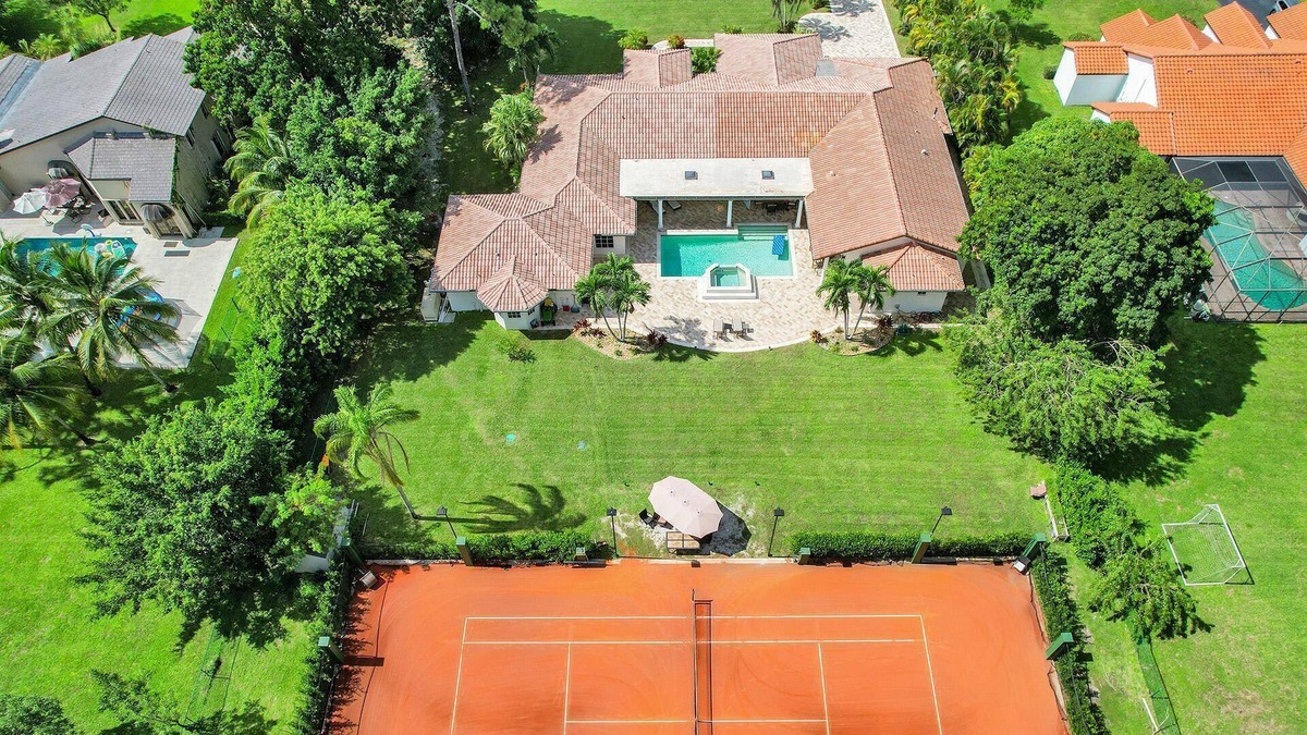 Survey Creek House | Estate, Clay Tennis Court, Pool, & In-Home Theatre