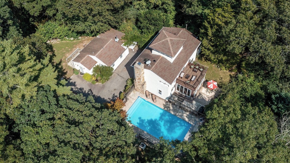 Charlestown House | Estate Property, Pool, Beaches, Watch Hill, Electric Boat, Naval Bases