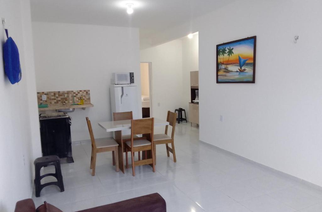 Prea Apartment | Estrela Apartamento 2 terreo - Quarto e sala com cozinha americana na praia do prea-Ce