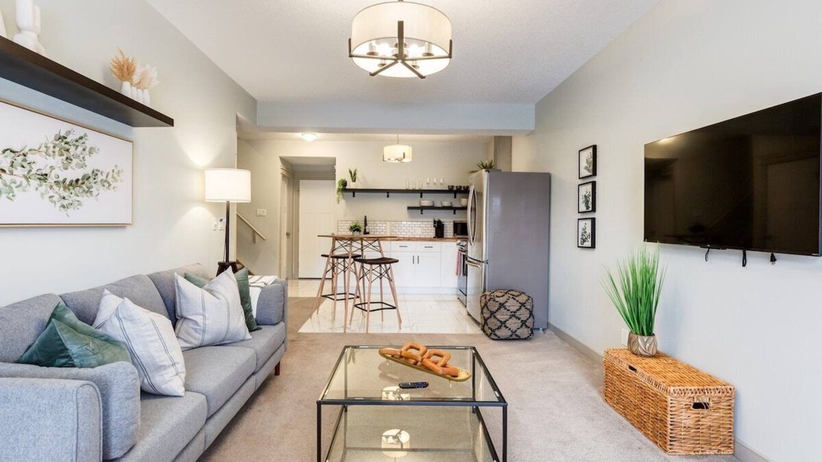 Evanston Apartment | "Eucalyptus" in Evanston 1 Bed Bright Suite