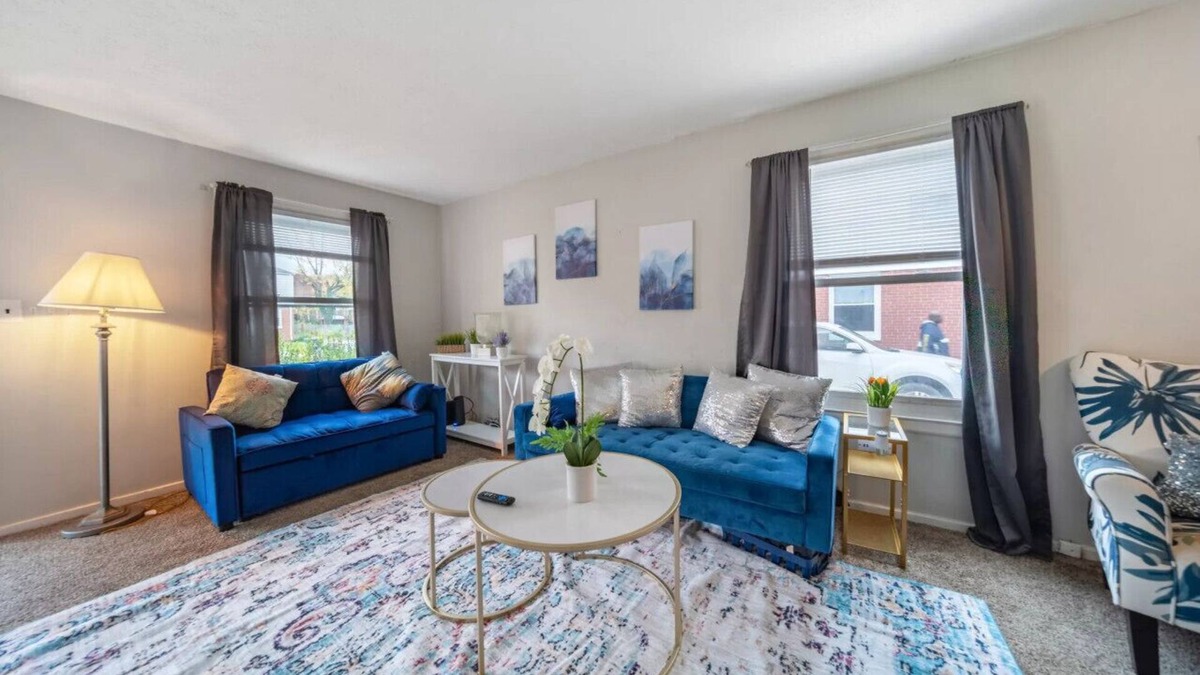 Euclid House | Euclid Eclipse 3 BR 1 bath w king bed for up to 7 guests