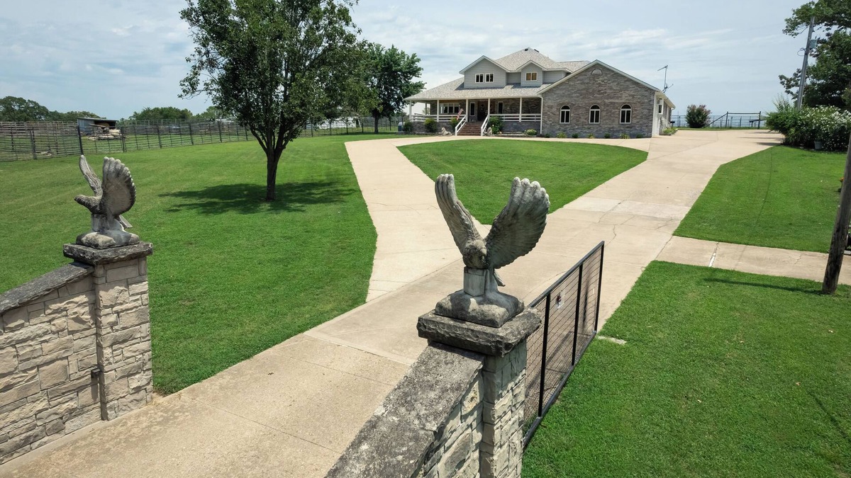 Eagle Rock House | Eureka Springs Safari Park House, huge pool, Sleeps 11 on 4 acres
