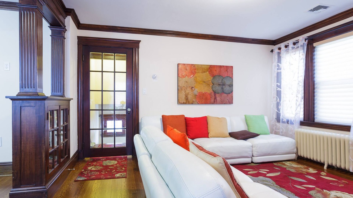 Brook Farm Apartment | European style 3 Bed/2 Bath close to all (20 min to Back Bay/Copley Sq.)