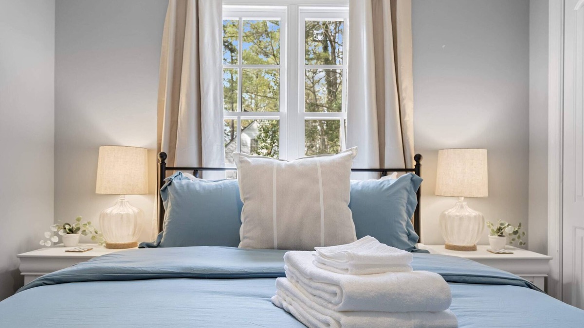Cary House | EV Charger|King Bed|Pets OK|Bond Lake