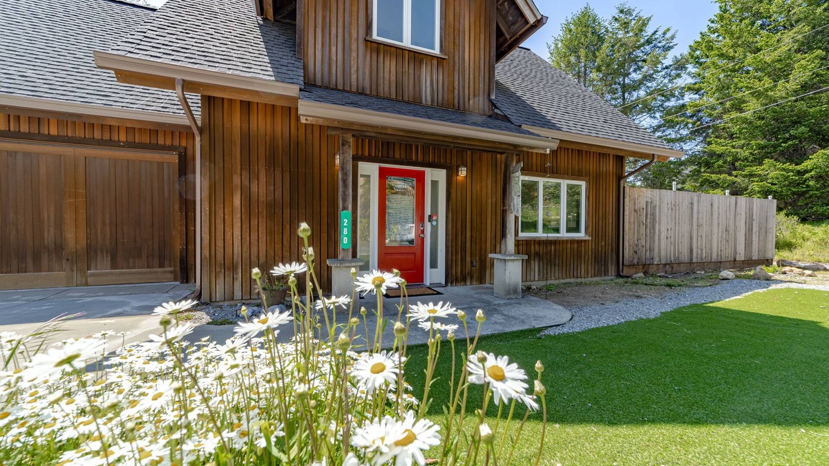Shelter Cove House | EV charger, pet friendly, large ocean view deck, close to beaches, sleeps 8