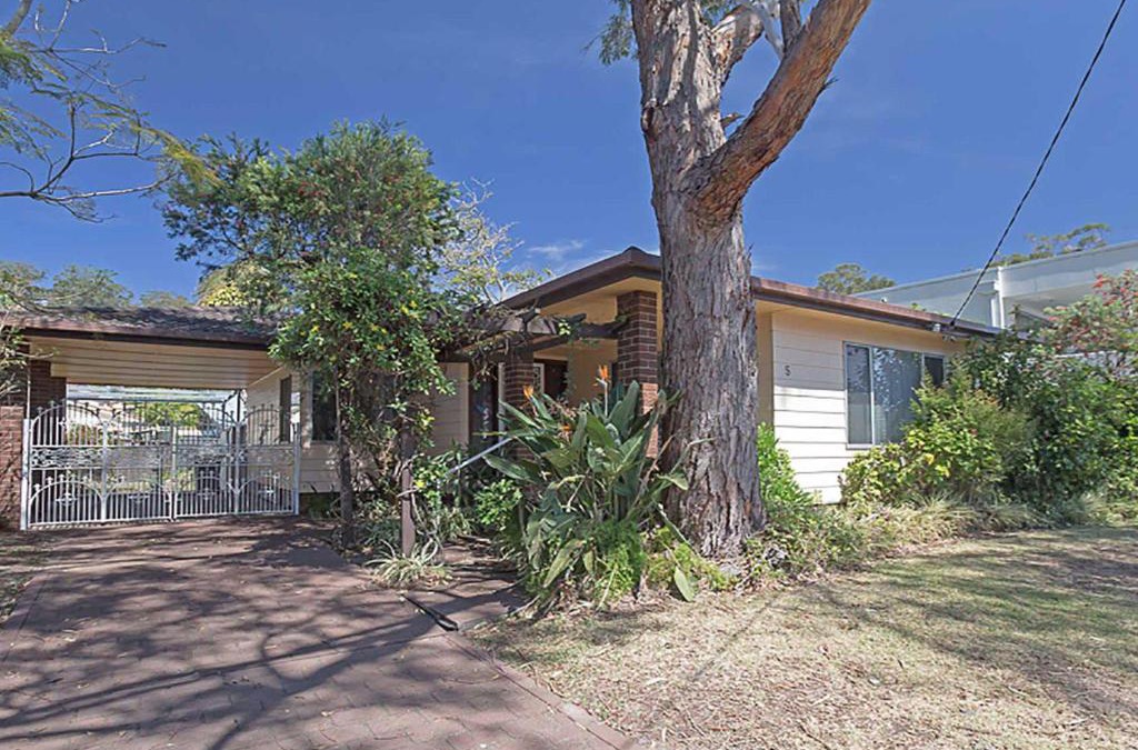 Corlette House | Evans Retreat cottage across the road from Sandy Point Beach