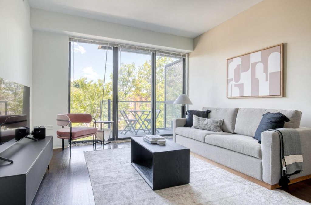 Evanston Apartment | Evanston 1BR w Pool Gym nr Nwestern CHI-702