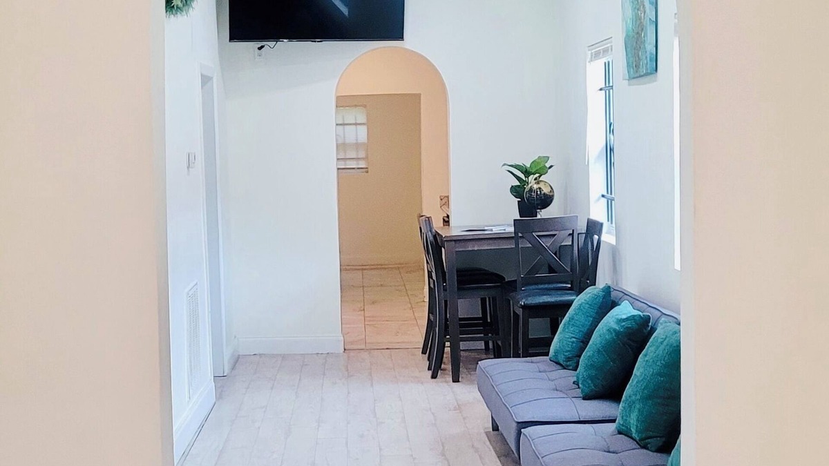 Urban Core Villa | EverBank Stadium Jaguars Lodging House | Sleeps 17 + | Central Jacksonville