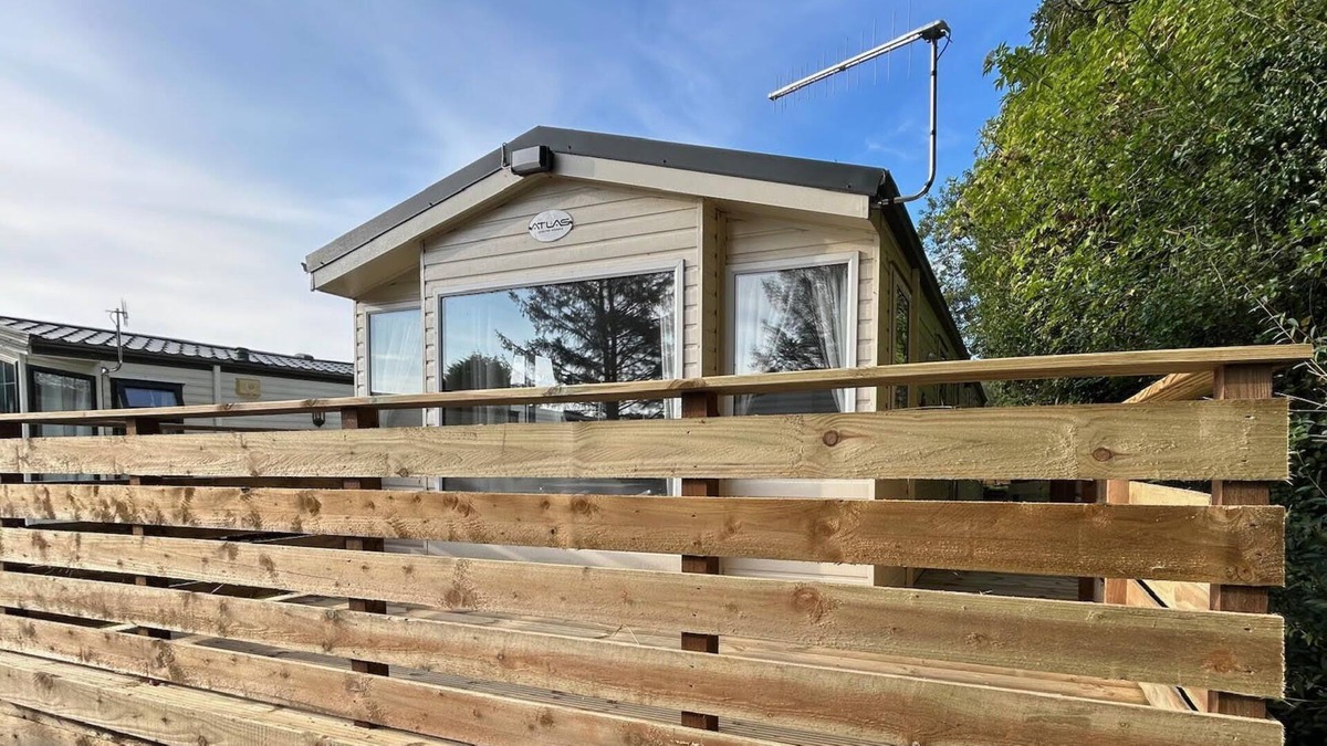 Newton Stewart Ski Chalet | Everglade Superior Chalet