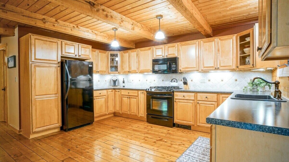 Mount Holly Cabin | Evergreen Hideaway: Okemo central cabin + hot tub