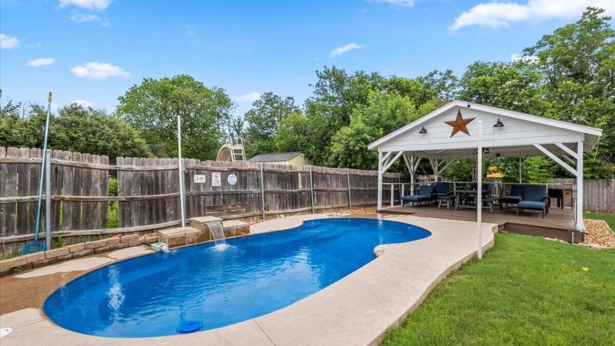 Woodlawn Lake House | Evergreen Manor Private Pool 3BR No Stairs Retreat