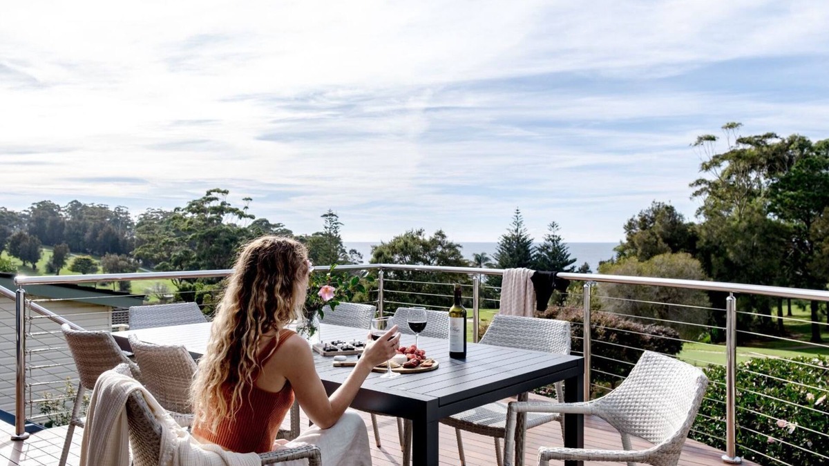 Mollymook House | Everlong Mollymook - Spacious Home on Beachside Golf Course with Ocean views