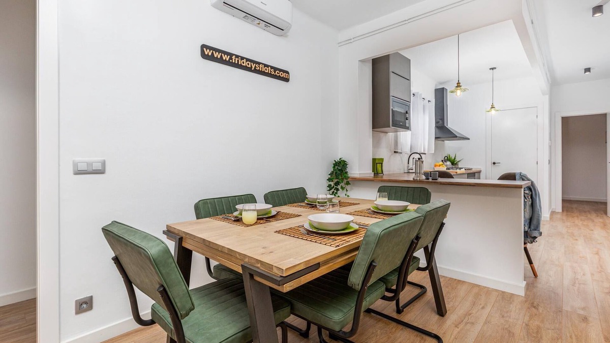 El Poble-sec Apartment | Everything in this completely reinvented 3 bedroom 2 bathroom rare find that can host 7 people