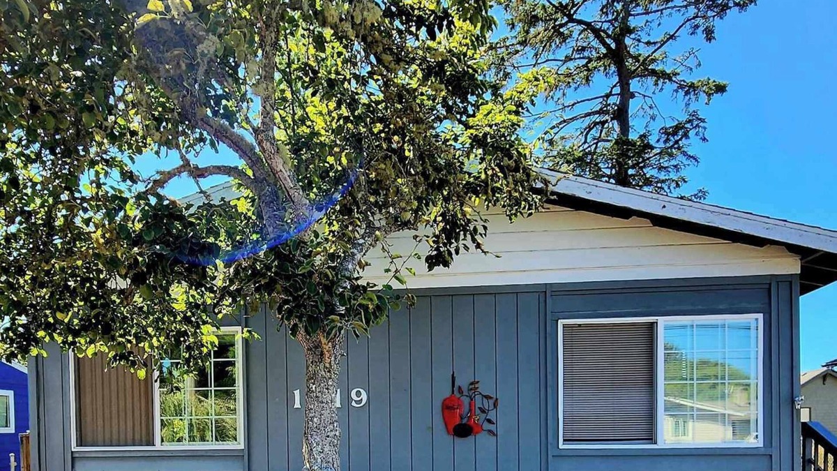 Long Beach House | Everything is a short walk away!