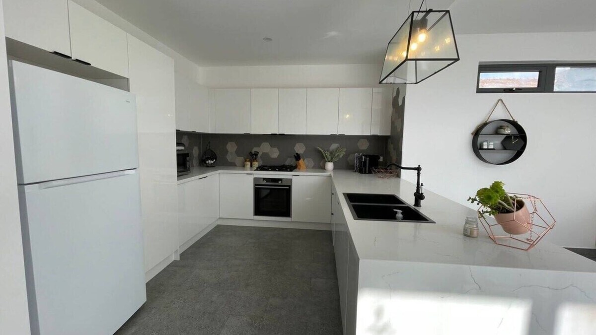 East Geelong House | Evies East Retreat with Spa