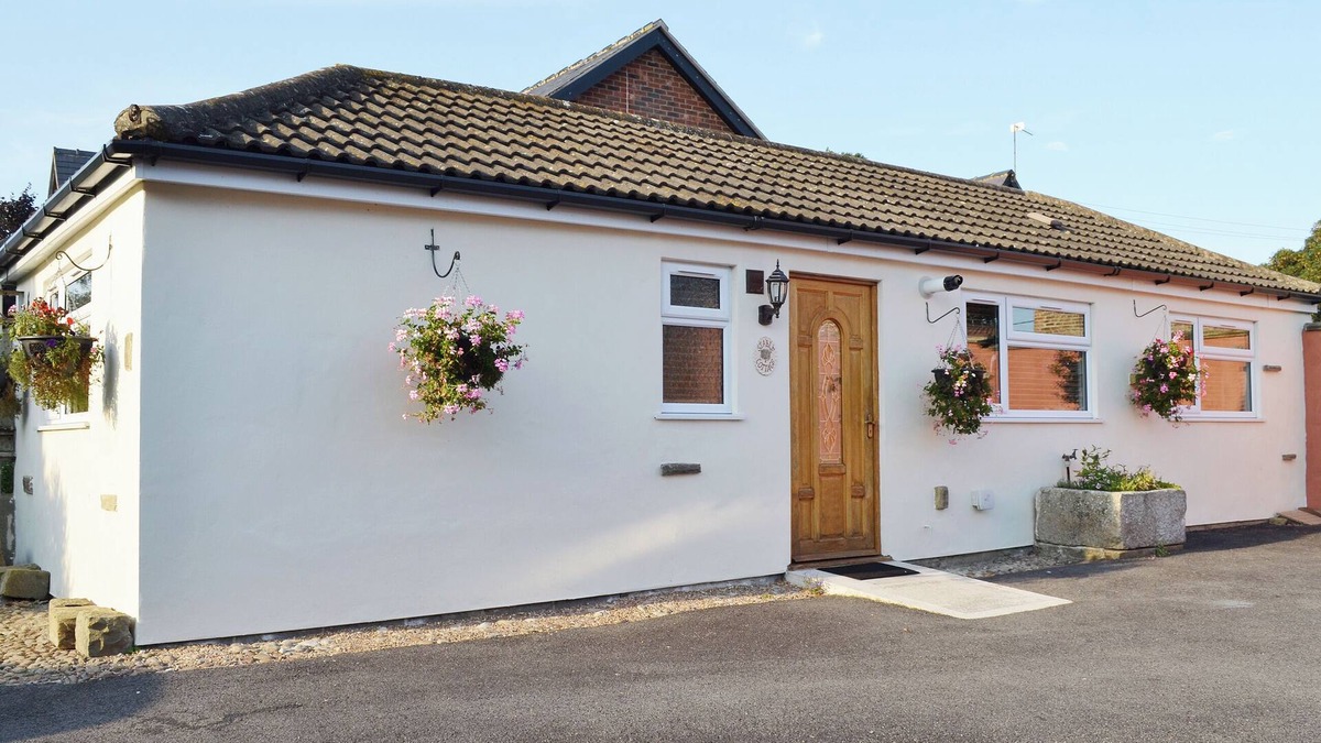 Thirsk Cottage | Explore North Yorkshire from this cosy, dog-friendly former stable near Thirsk.