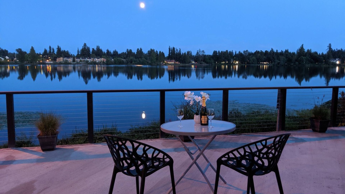 Silver Lake House | Excape to the lake! Just 20 Miles to Seattle- Fresh Remodel