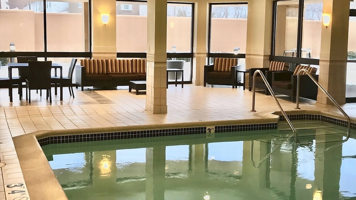 West Dundee House | Excellent Choice! 3 Pet-Friendly Units, FREE Parking, Indoor Swimming Pool!