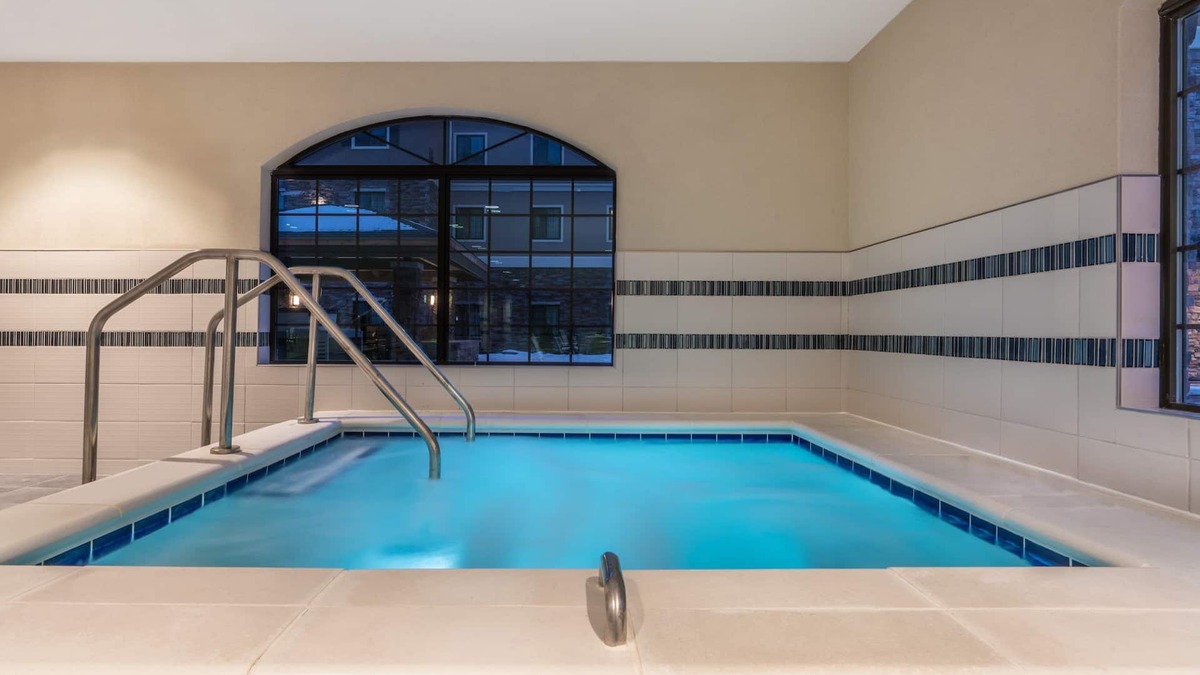 Midtown Anchorage Apartment | Excellent Mid-Town Location | Free Daily Breakfast, Pool & Hot Tub Access