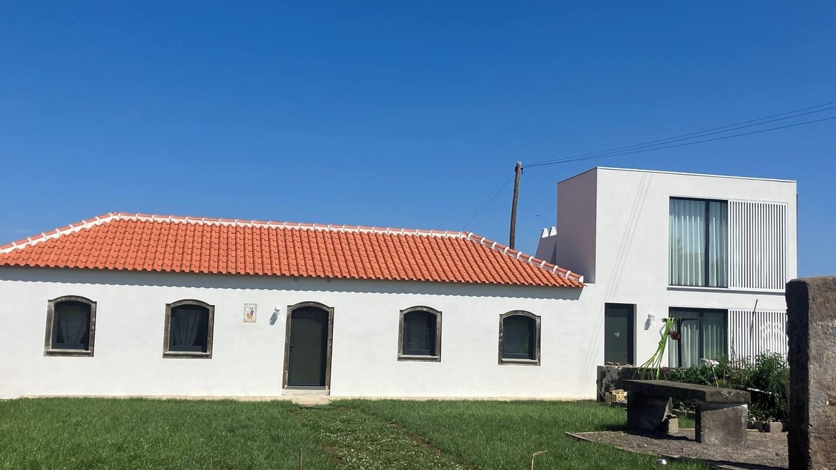 Praia da Vitoria House | Excellent space 5 minutes from the sea and the airport House restored in 2025