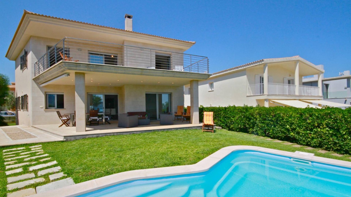 Urbanizacion S'Estanyol Villa | Exceptional villa with pool in first line