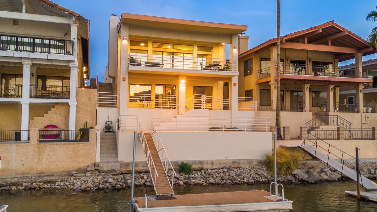 Bullhead City House | Exceptional 4 Bedroom Riverfront Home with Dock! Sleeps 16