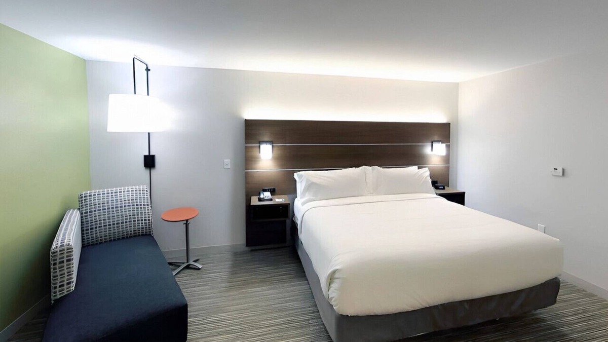 Livonia House | Exceptional Comfort in an Elegant Room! Free WiFi!