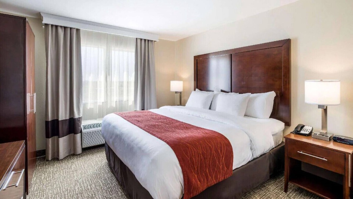 Bonner Springs House | Exceptional King Room with Finest Amenities