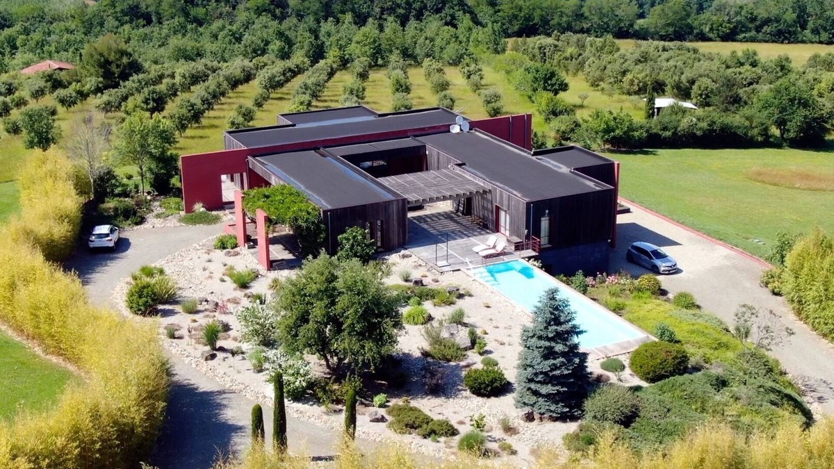 Lusignan-Petit Apartment | Exceptional modern home in rural setting with amazing views - private pool & gym