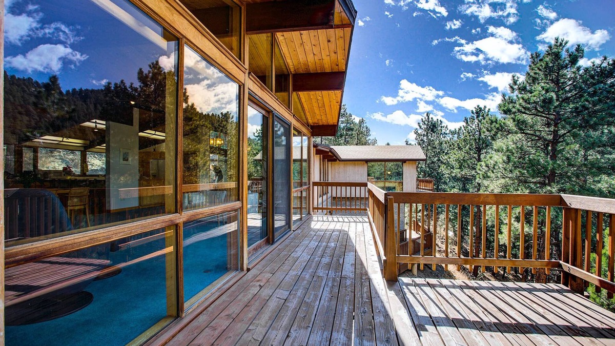 Boulder House | Exceptional PRIVATE Mountain home with HOT TUB and WiFi- 5BDR Minutes to Town