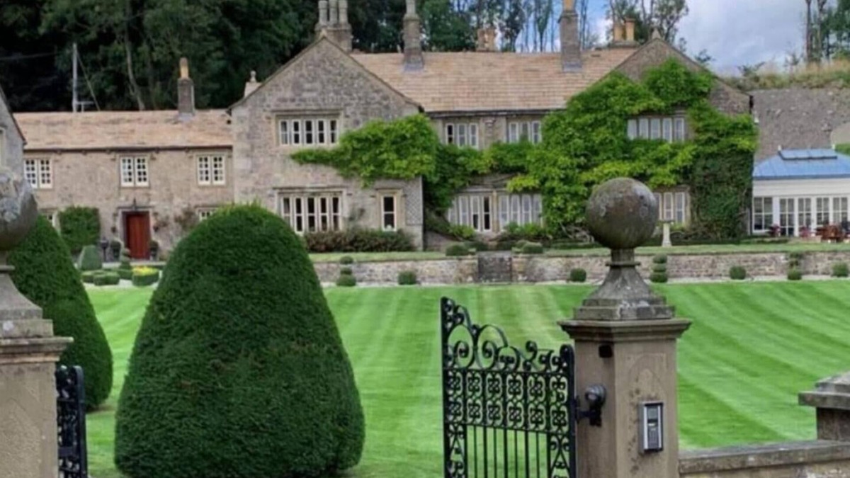 Skipton House | Exceptional Unique 5 Bedroom Manor House